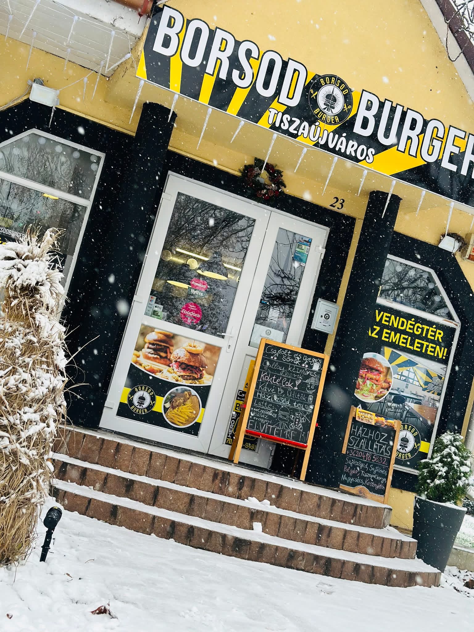 A Borsod Burger tiszaújvárosi bejárata havas téli napon
